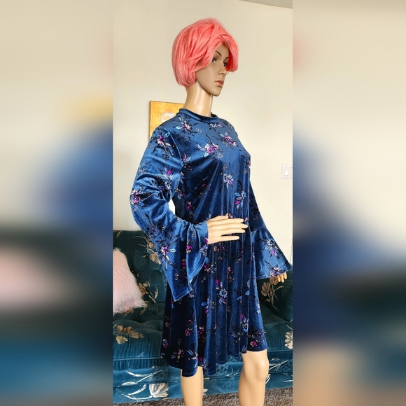 Beautiful 60s/70s Style Floral Dress w/ Flare Sleeves - Picture 3 of 12